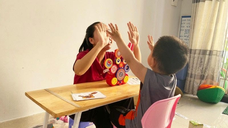 Tại sao trẻ tự kỷ thường là người học qua thị giác?